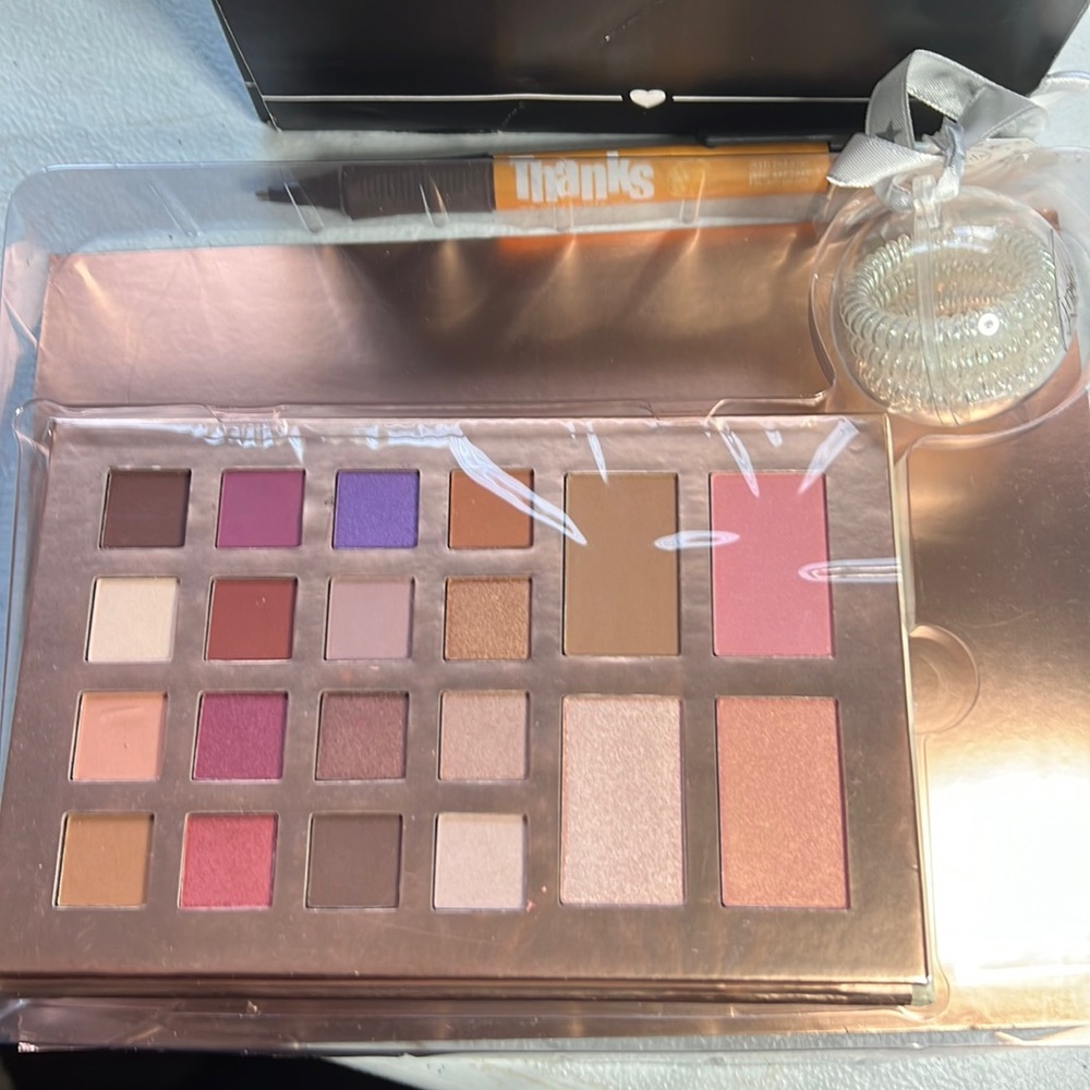 BNIB 15 Ian eyeshadow/face palette